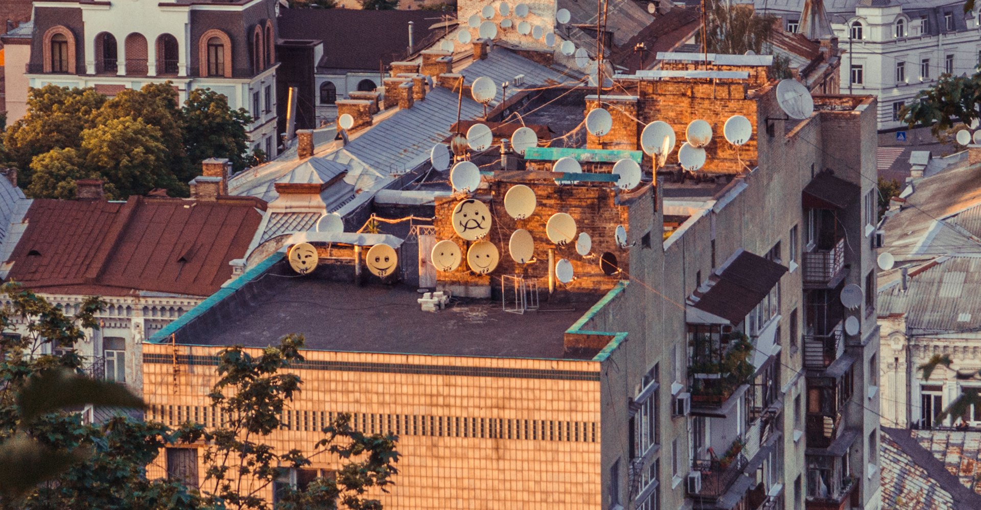 Apartman çatılarında çok sayıda çanak anten