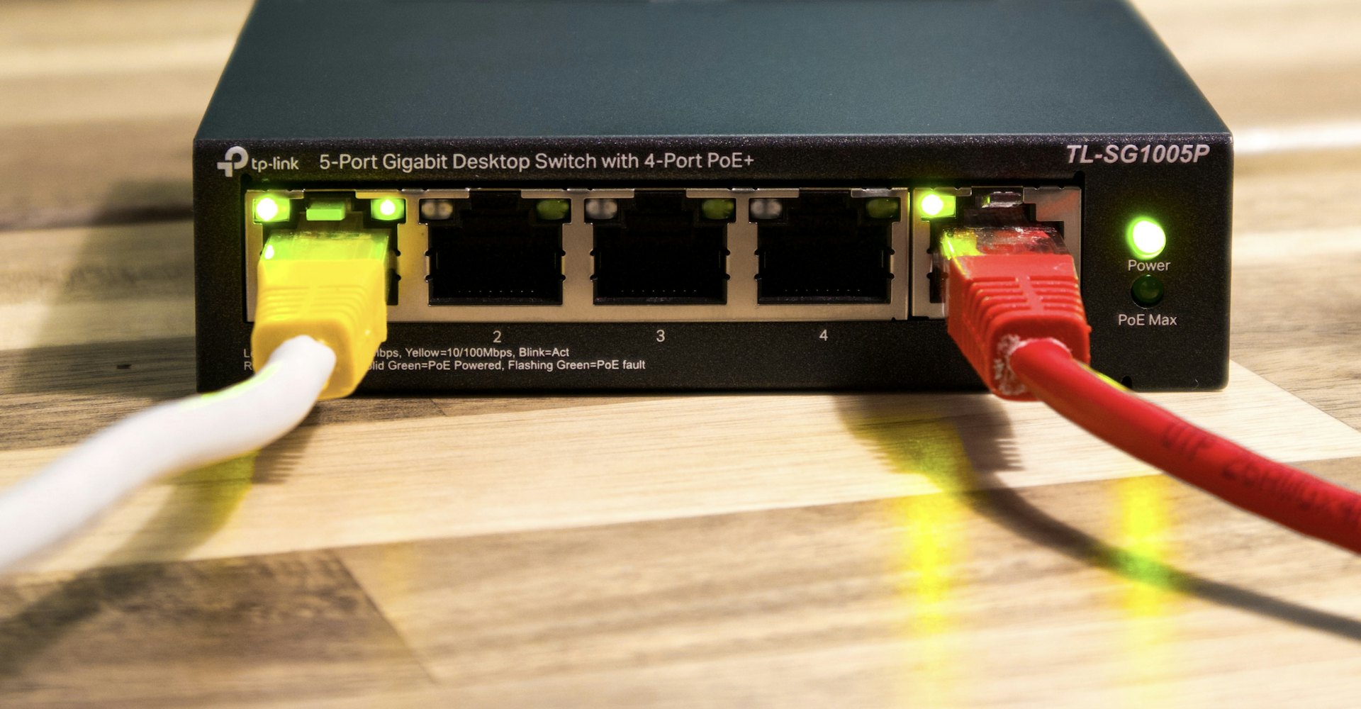 Ethernet kabloları takılı PoE switch