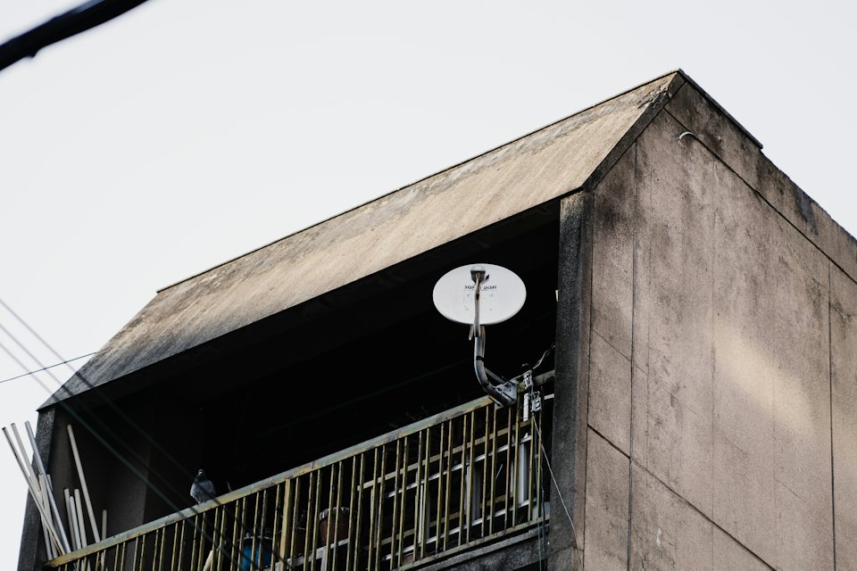 Balkonunda çanak anten olan ev